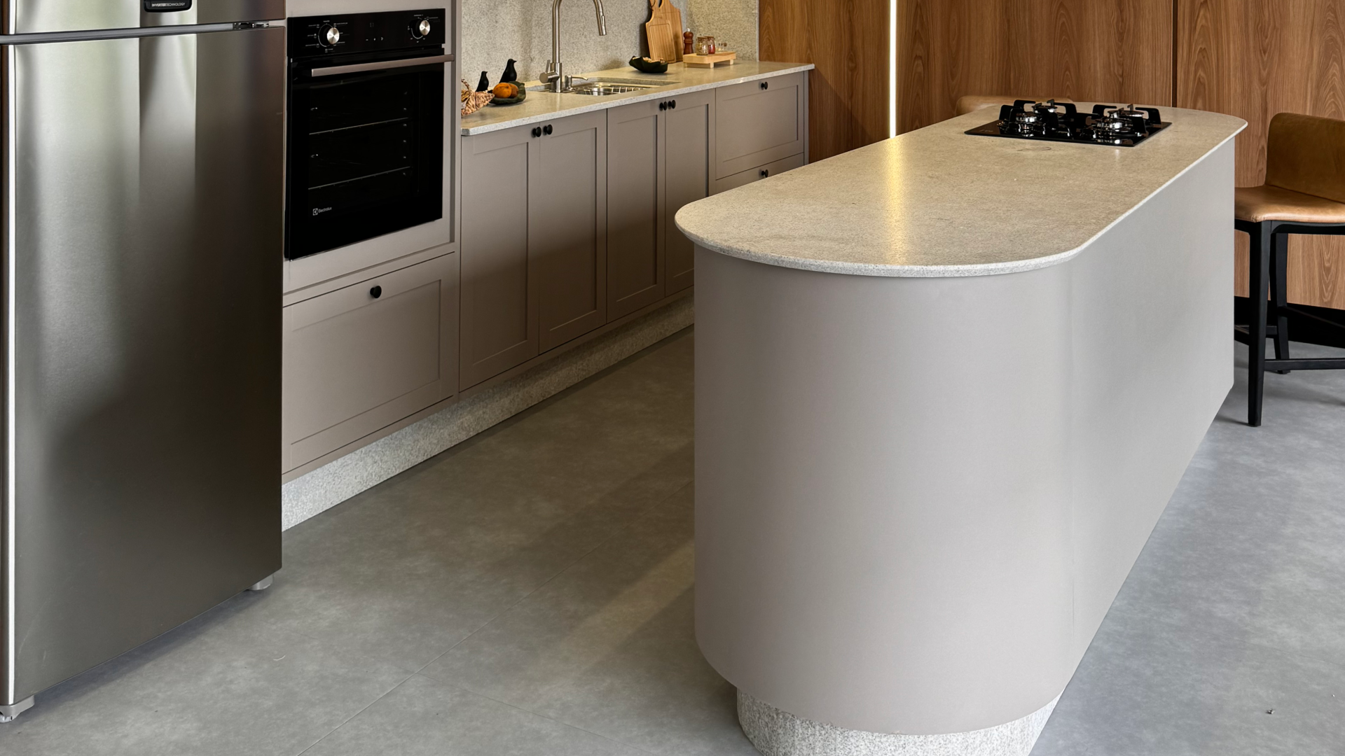 Esquinas curvas: Muebles de diseño personalizado que destacan por su ligereza y sofisticación.