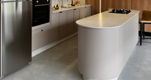 Esquinas curvas: Muebles de diseño personalizado que destacan por su ligereza y sofisticación.